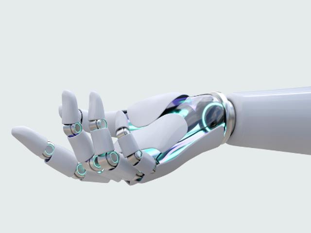 La imagen muestra una mano robótica de diseño futurista con detalles metálicos y articulaciones visibles.