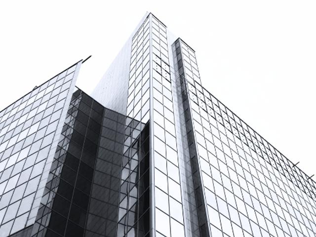 Una moderna edificación de vidrio con un diseño angular y líneas elegantes.