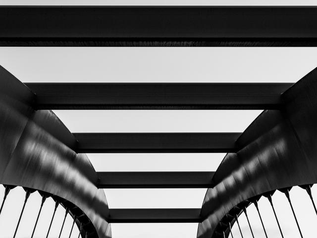Estructura de un puente moderno en tonos de blanco y negro.