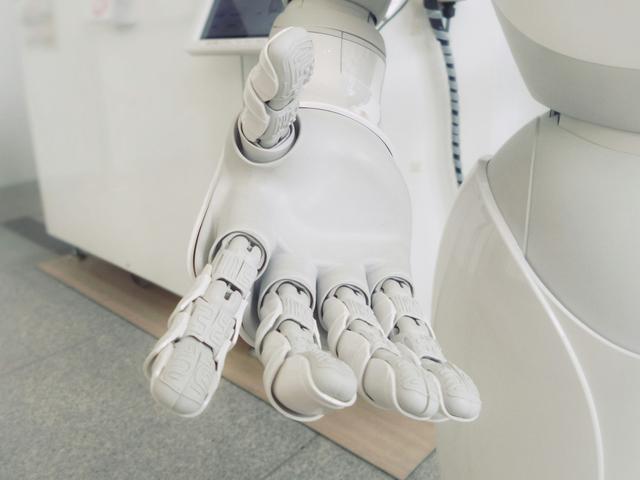 La imagen muestra una mano robótica con un diseño futurista y articulaciones visibles.