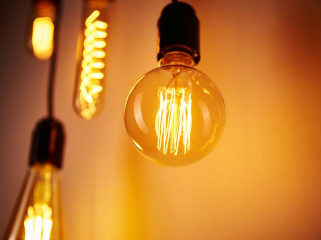 Una serie de bombillas de filamento iluminadas con un suave resplandor dorado.