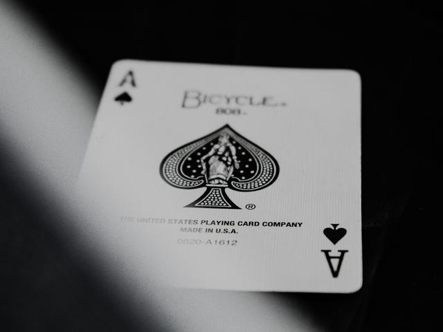 Una carta de juego con el símbolo de trébol y el número uno.