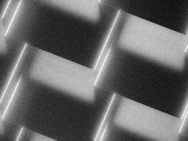 Una textura abstracta en tonos grises con formas geométricas entrelazadas.