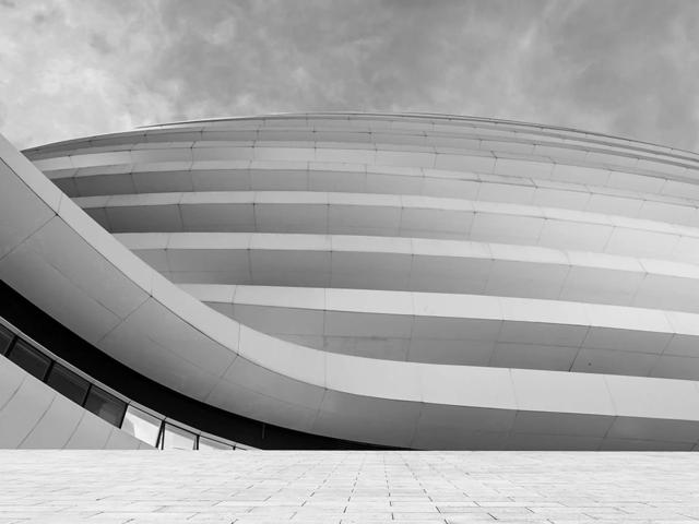 Una imagen en blanco y negro que muestra la arquitectura moderna con formas curvas y líneas elegantes.