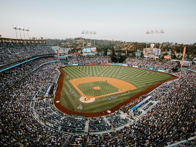 Vista panorámica de un estadio de béisbol lleno de espectadores durante un partido.
