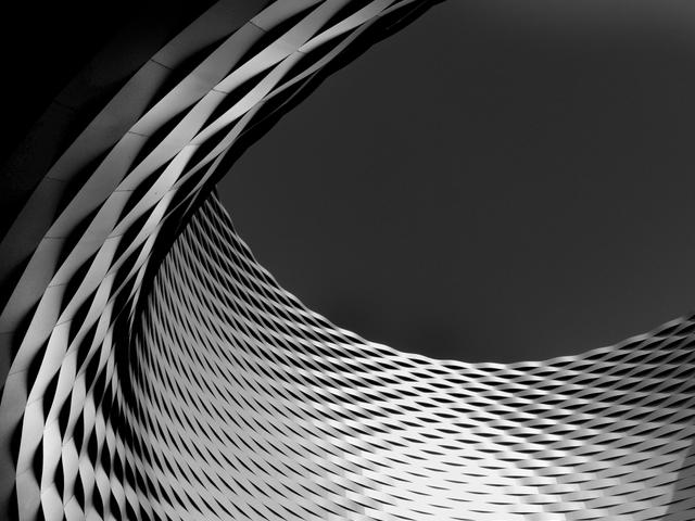 Una vista abstracta de una estructura arquitectónica con patrones en blanco y negro.