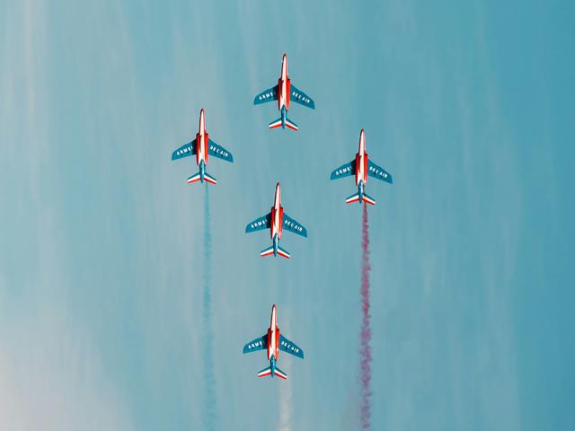 Una formación de aviones de exhibición cruzando el cielo.