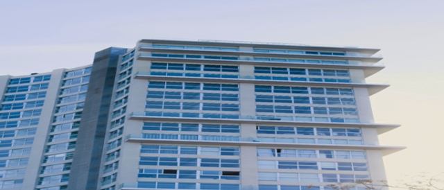 Un edificio moderno con varias ventanas de cristal.