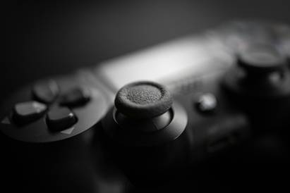 Un primer plano de un control de videojuego de color negro.