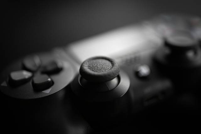 Un primer plano de un control de videojuego de color negro.