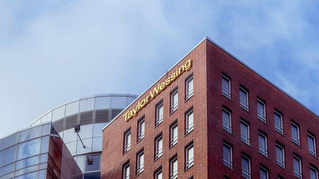 Edificio moderno con el nombre 'Taylor Wessing' en la parte superior.