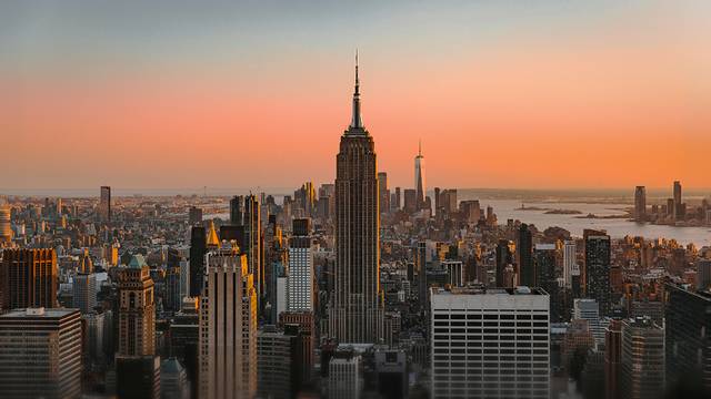 Vista panorámica de la ciudad de Nueva York al atardecer, destacando el Empire State Building.