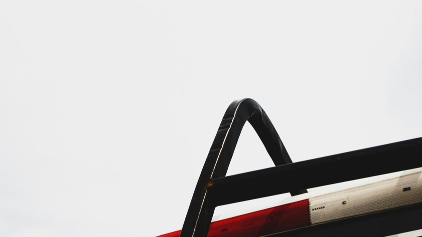 Una estructura negra con una parte roja y un fondo gris claro.